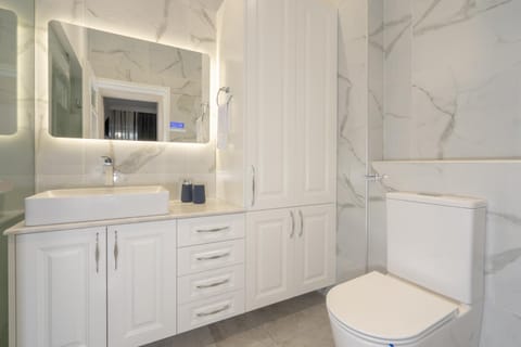 Elegant Oasis 2 BR Apt near the Marina & the Beach Apartment in Alimos