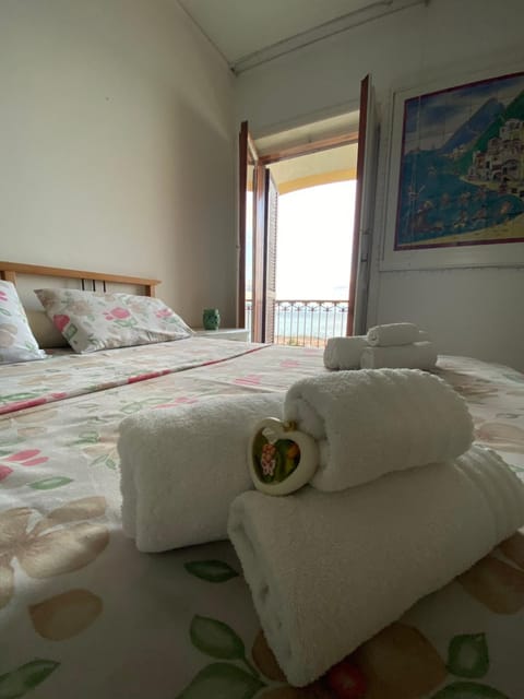 Photo of the whole room, Bedroom, towels