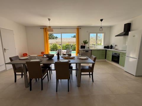 Kitchen or kitchenette, Dining area