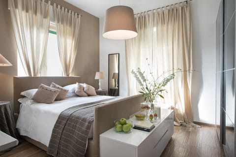 Bed, Photo of the whole room, Decorative detail, Drinks, Family