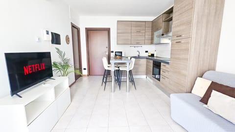 Communal lounge/ TV room, TV and multimedia, Kitchen or kitchenette, Living room, Dining area, oven, stove