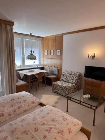 Bed, TV and multimedia, Living room, Photo of the whole room, Seating area, Bedroom