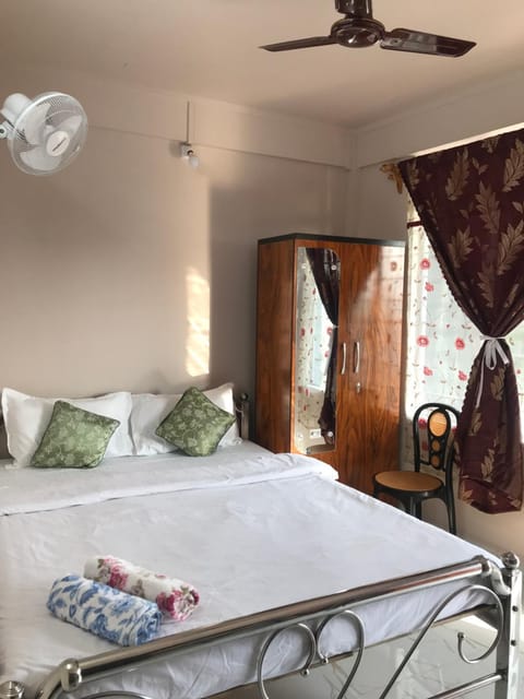 Bed, Photo of the whole room, Bedroom, fireplace