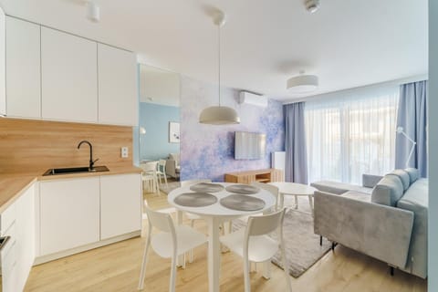 Kitchen or kitchenette, Living room, Seating area, Dining area