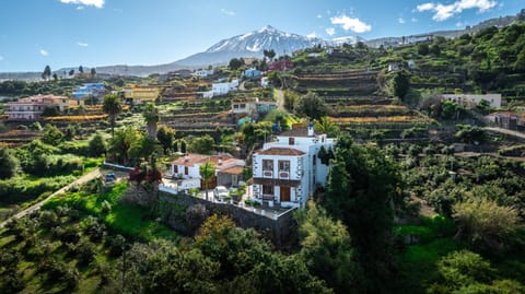 Property building, Day, Natural landscape, Bird's eye view, Mountain view