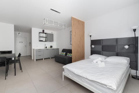 Bed, TV and multimedia, Kitchen or kitchenette, Living room, Photo of the whole room, Seating area, Bedroom, hair dresser, towels, wardrobe