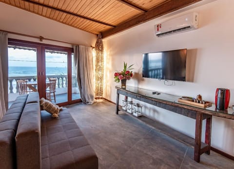 Communal lounge/ TV room, TV and multimedia, Seating area, air conditioner