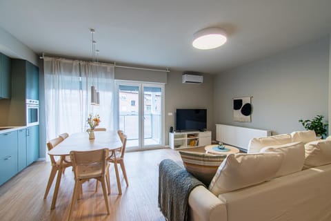 TV and multimedia, Living room, Seating area, Dining area, Evening entertainment, air conditioner