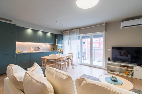 TV and multimedia, Kitchen or kitchenette, Living room, Seating area, Dining area, air conditioner
