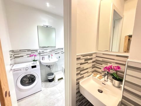 Shower, Toilet, Bathroom, towels, washing machine