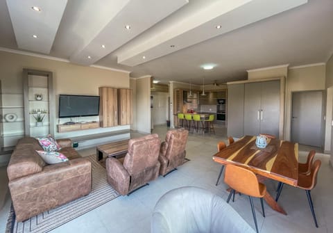 Kitchen or kitchenette, Living room, Seating area, Dining area