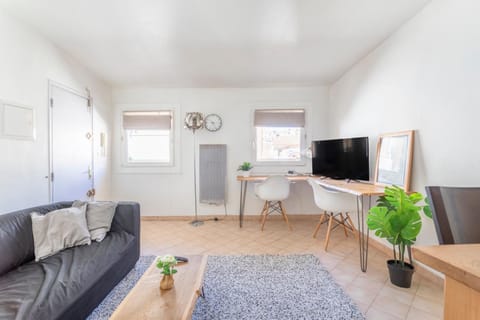 Communal lounge/ TV room, TV and multimedia, Living room, Seating area, Dining area