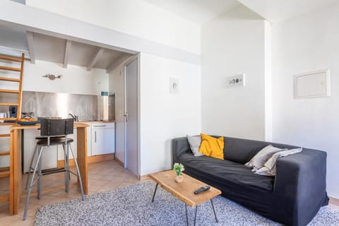 Kitchen or kitchenette, Living room, Seating area, Dining area, stove