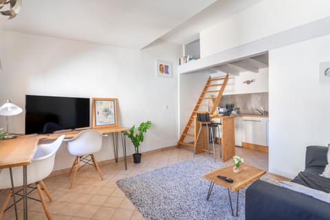 Communal lounge/ TV room, TV and multimedia, Kitchen or kitchenette, Living room, Seating area, Dining area