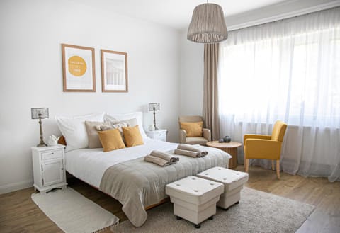Bed, Photo of the whole room, towels