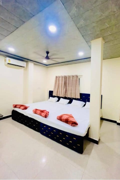 Photo of the whole room, Bedroom, air conditioner