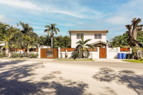 Property building, Day, Garden, On site, Garden view