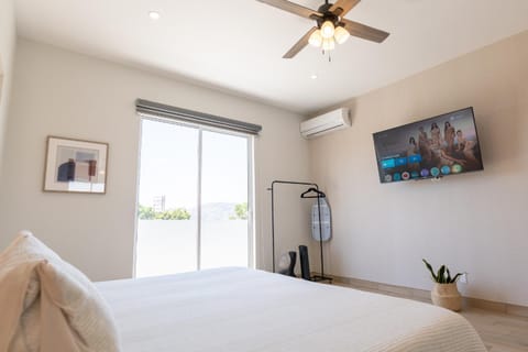 Bed, TV and multimedia, Photo of the whole room, Bedroom, air conditioner