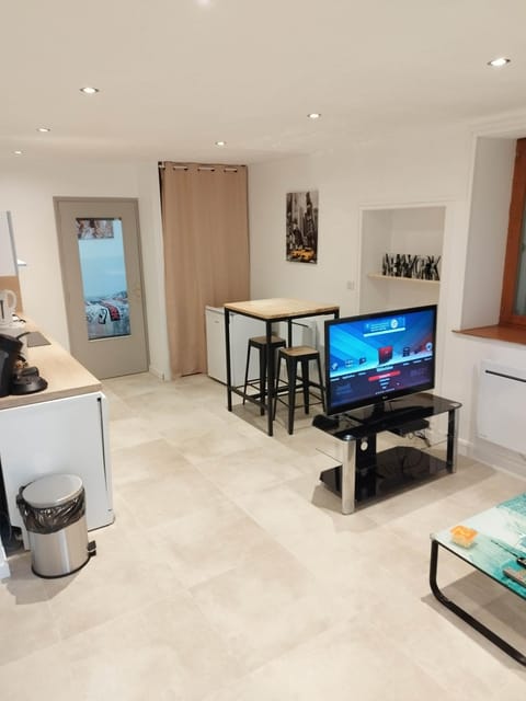 TV and multimedia, Kitchen or kitchenette, Dining area, hair dresser, minibar