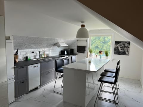 Kitchen or kitchenette, Dining area, dishwasher, minibar, pet friendly, stove