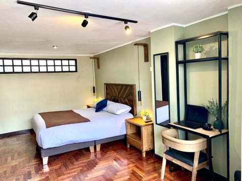 Bed, TV and multimedia, Photo of the whole room, Seating area, Bedroom, hair dresser