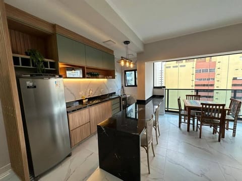 Kitchen or kitchenette, Dining area, minibar, pet friendly, stove