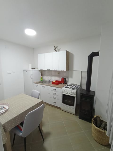 Kitchen or kitchenette, Dining area, pet friendly, stove