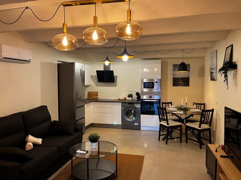TV and multimedia, Kitchen or kitchenette, Living room, Photo of the whole room, Dining area
