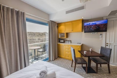 Bed, TV and multimedia, Balcony/Terrace, Kitchen or kitchenette, Seating area, Dining area, toaster, towels, air conditioner
