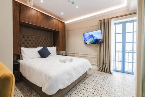 Bed, TV and multimedia, Bedroom, towels