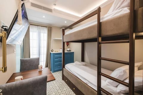 Bed, TV and multimedia, Living room, Photo of the whole room, Seating area, Bedroom, bunk bed, towels, air conditioner