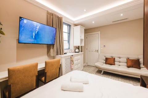 Bed, TV and multimedia, Coffee/tea facilities, Kitchen or kitchenette, Living room, Photo of the whole room, Seating area, Bedroom, towels