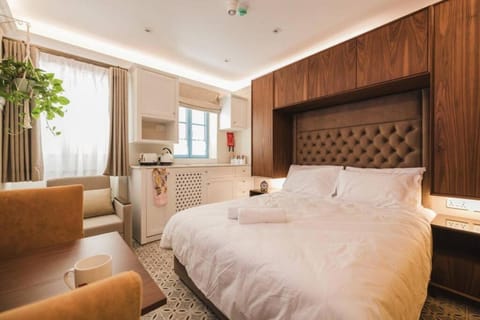 Bed, Coffee/tea facilities, Kitchen or kitchenette, Living room, Photo of the whole room, Seating area, Bedroom, toaster, towels, wardrobe