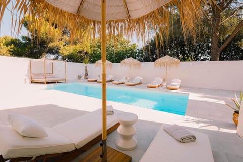 Patio, Day, Swimming pool