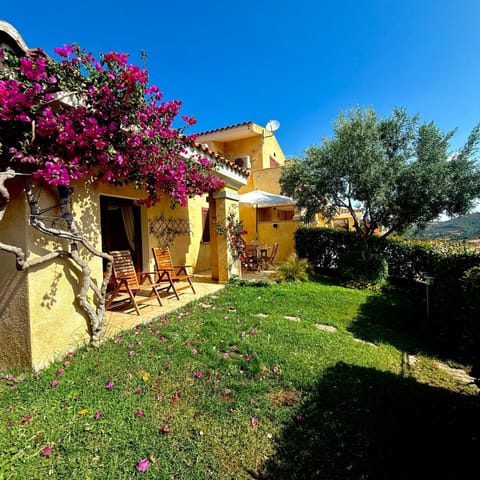 Property building, Patio, Day, Dining area, Garden view