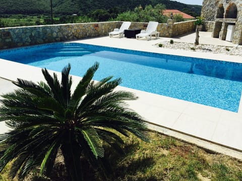 Property building, Day, Summer, BBQ facilities, Balcony/Terrace, Balcony/Terrace, On site, Swimming pool