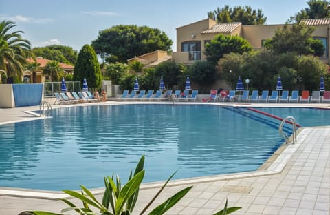 Day, Swimming pool, sunbed