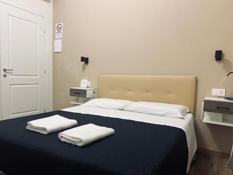 Bed, Bedroom, towels