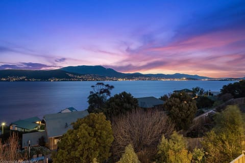Oceana Escape panoramic views luxury and space House in Tasmania