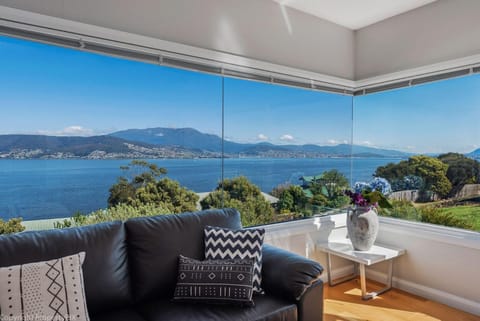 Oceana Escape panoramic views luxury and space House in Tasmania