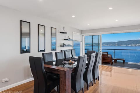 Oceana Escape panoramic views luxury and space House in Tasmania
