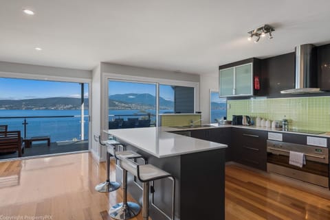 Oceana Escape panoramic views luxury and space House in Tasmania