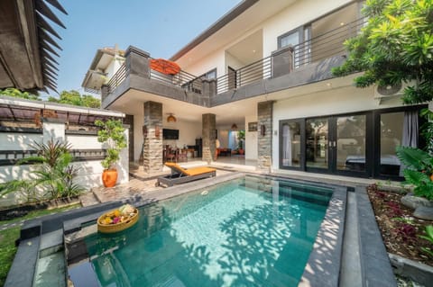 Property building, Patio, Swimming pool, Swimming pool, sunbed