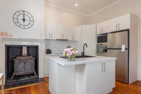 Warneford House stylish inner city living House in Hobart