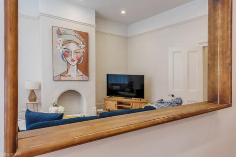 Warneford House stylish inner city living House in Hobart