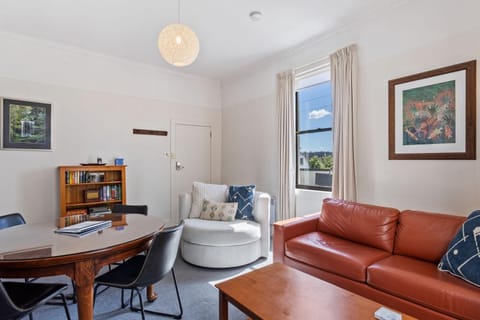 Sir Tom inner city living with off street parking Apartment in Hobart