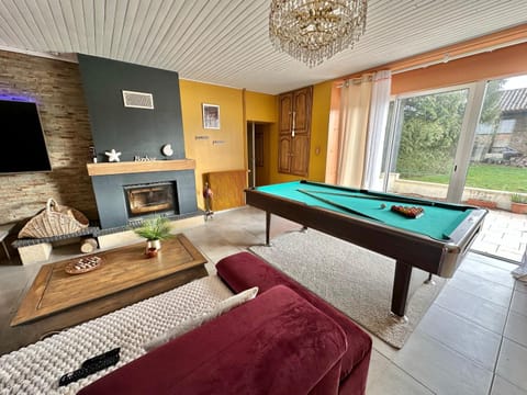 Billiard, Game Room, TV and multimedia, Living room, Seating area, fireplace