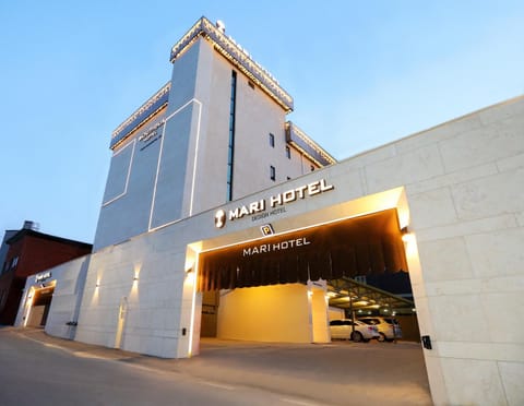 Property building, Day, Lobby or reception