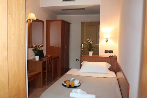 Bed, Food and drinks, Photo of the whole room, Bedroom, Food, towels, wardrobe
