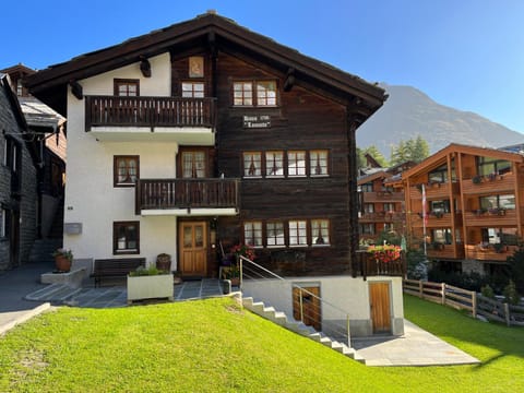 Property building, Garden, Balcony/Terrace, Mountain view